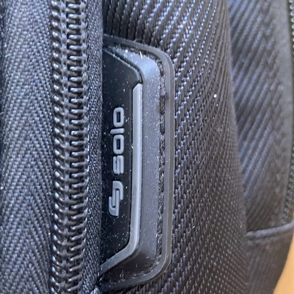 Solo black briefcase messenger/laptop bag in‎ great condition